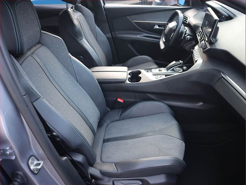 Peugeot 3008 (2023) Family 1.5 BlueHDi - fotka 9 z 22