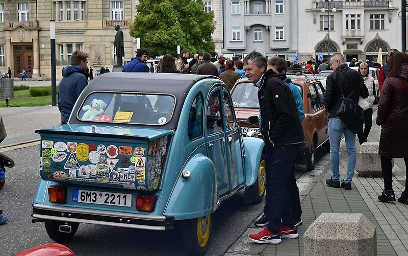 Tradiční sraz autoveteránistů na náměstí T. G. Masaryka v Prostějově. 18. května 2025