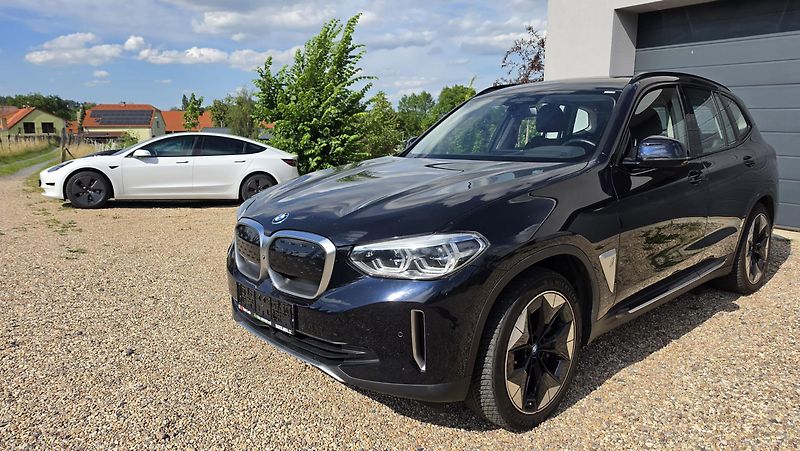 BMW iX3 (2021) 210 kW, head-up display - fotka 3 z 10