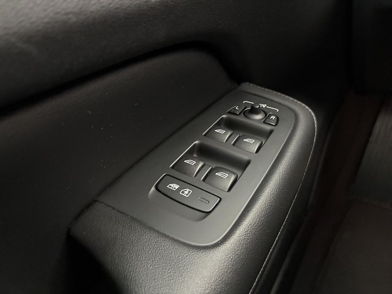 Volvo S60 2,0 B5 184kW Ultimate Dark DPH - fotka 16 z 31