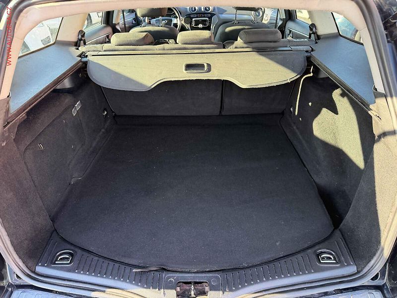 Ford Mondeo (2011) 2.0 TDCi, Titanium - fotka 7 z 16