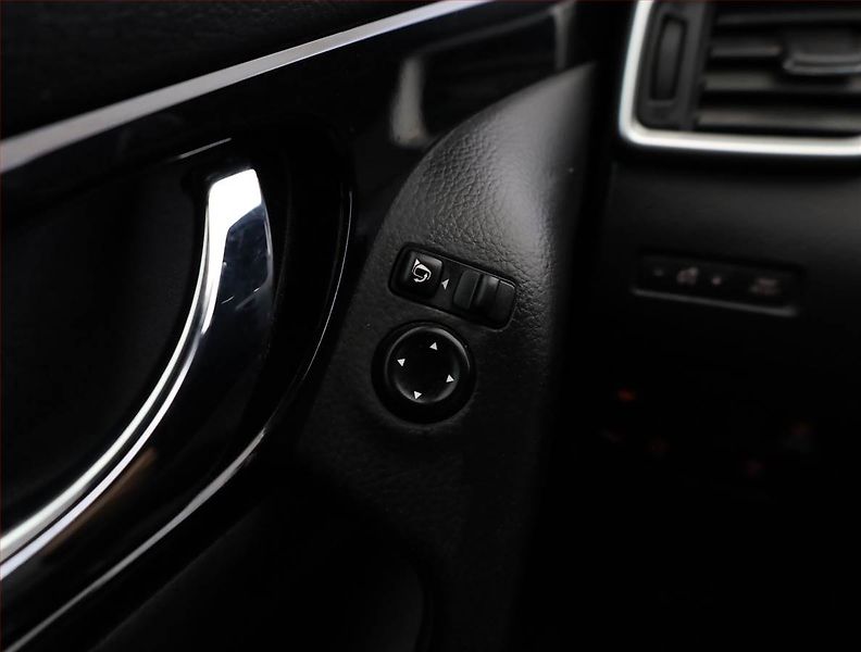 Nissan Qashqai (2015) Tekna 1.6 dCi, 4X4 - fotka 16 z 19