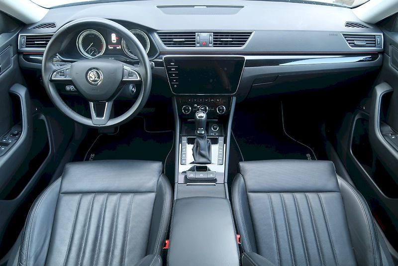 Škoda Superb (2018) Combi L&K  2,0 TDi/140 kW 4X4 - fotka 10 z 36