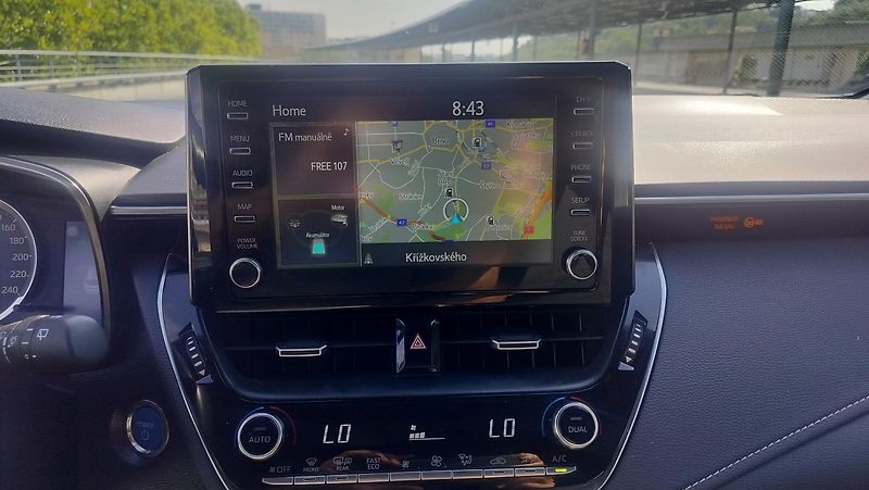 Toyota Corolla 2.0 hybrid, business, navigace - fotka 15 z 29