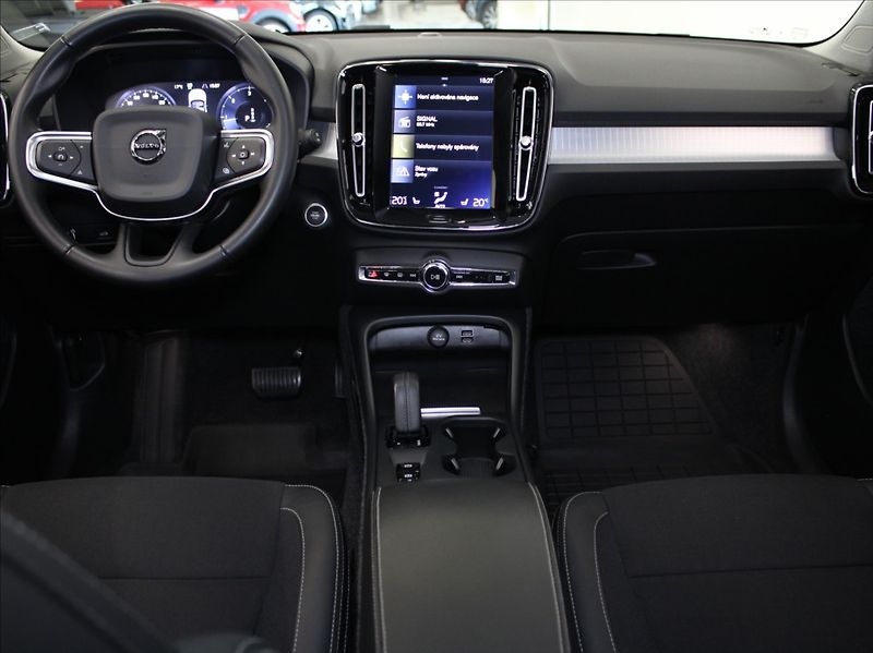 Volvo XC40 2,0 D4 AWD Mom.PRO Pilot Tažné - fotka 8 z 21