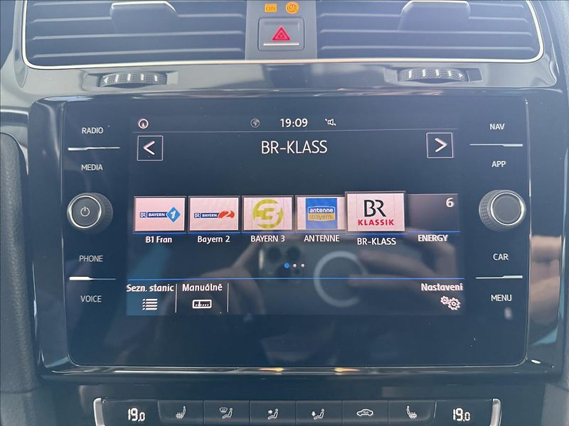 Volkswagen Golf 1,5   TSI 110kW,SOUND,SERVISKA - fotka 17 z 27