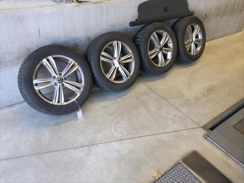 Volkswagen Tiguan 2,0 TDI TAŽNÉ KAMERA KEYLESS - fotka 7 z 8
