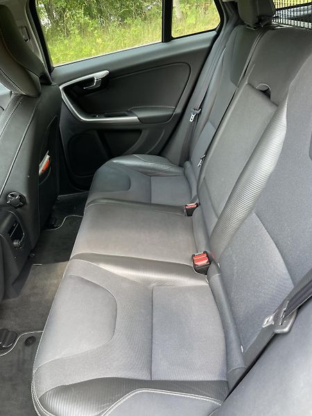 Volvo V60 (2011) Volvo V60 2,4 D5 AWD, R-Design - fotka 16 z 36
