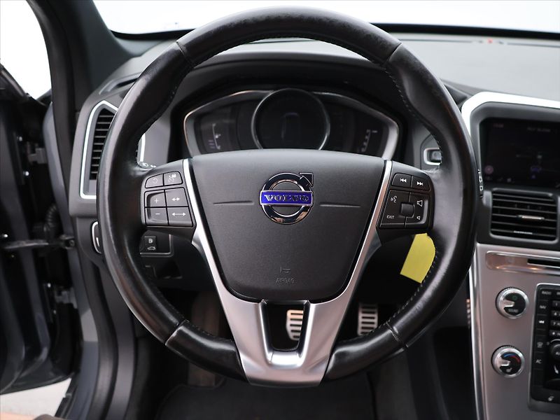 Volvo XC60 2,0 D4 140kW Aut. Summum - fotka 17 z 33