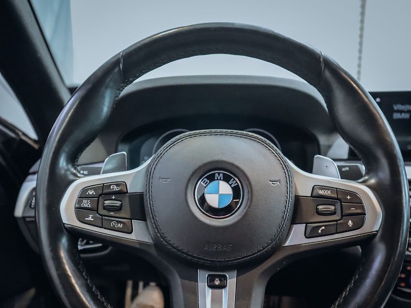 BMW Řada 5 530d xDrive M-paket 195 kW - fotka 21 z 28