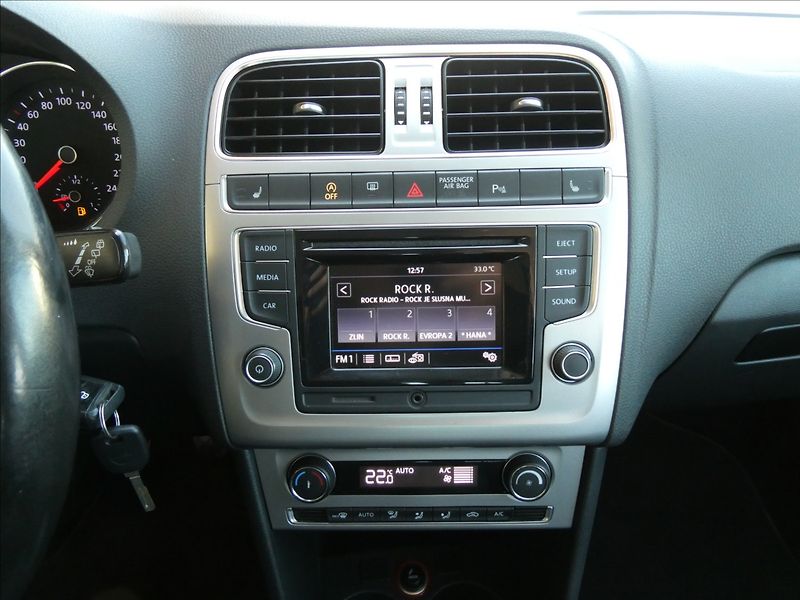Volkswagen Polo 1,2 TSi 66kW HIGHLINE,serviska - fotka 29 z 39