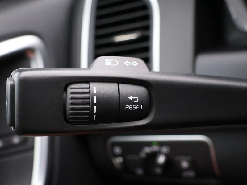 Volvo XC60 2,0 D4 140kW Aut. Summum - fotka 19 z 33
