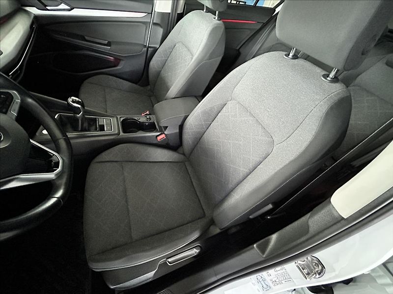 Volkswagen Golf 1,5   TSI,96kW,SERVISKA,LIFE - fotka 24 z 28