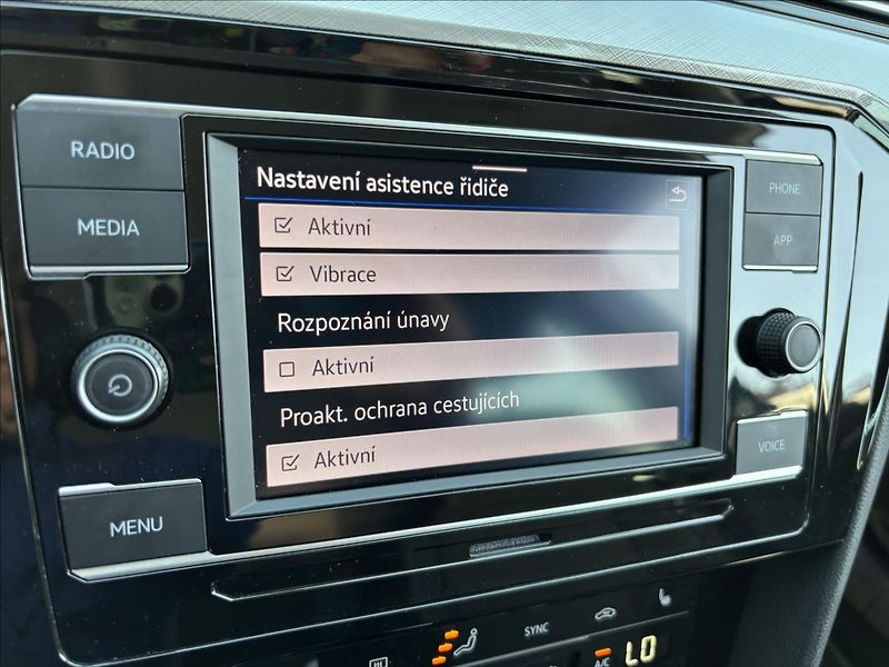 Volkswagen Passat 1,5 TSI Business AUT 110kW DPH - fotka 38 z 41