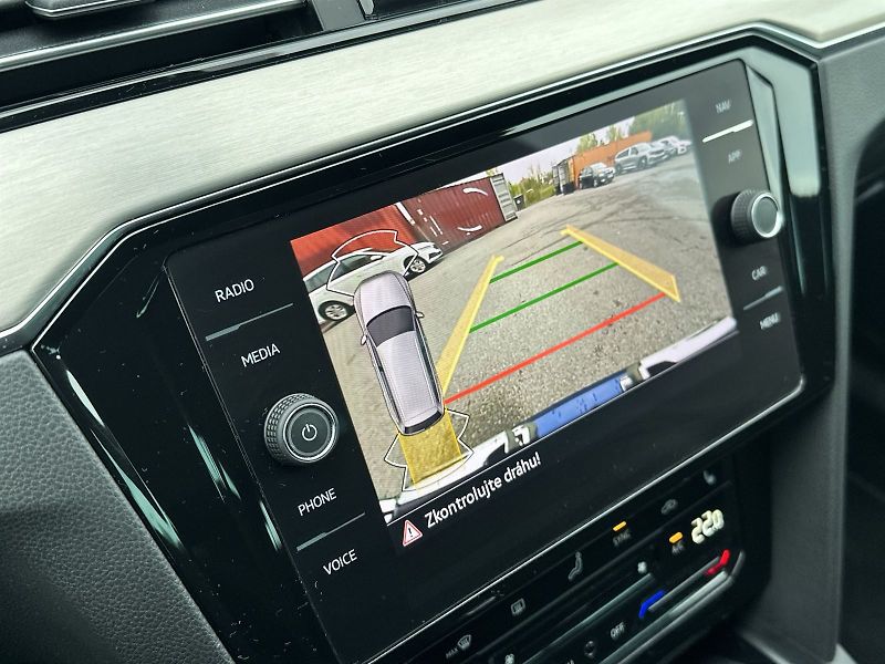 Volkswagen Passat Variant (2023) 2.0 TDI 4Motion DSG R-Line - fotka 13 z 35