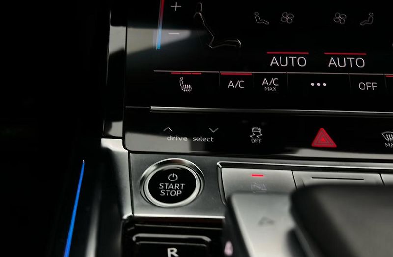 Audi Q8 e-tron 50 Q 360kam Pano Matrix BLIS - fotka 19 z 23