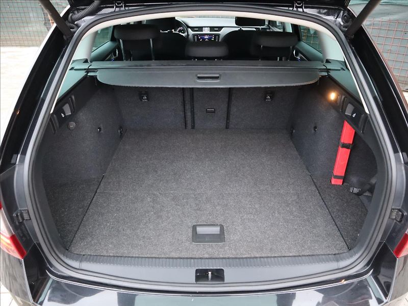 Škoda Octavia 2,0 TDi DSG Style ACC LED - fotka 33 z 41