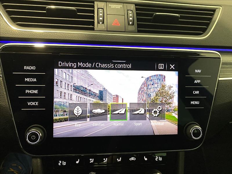 Škoda Superb 2,0 TDI 110kW Style Combi DSG - fotka 13 z 29