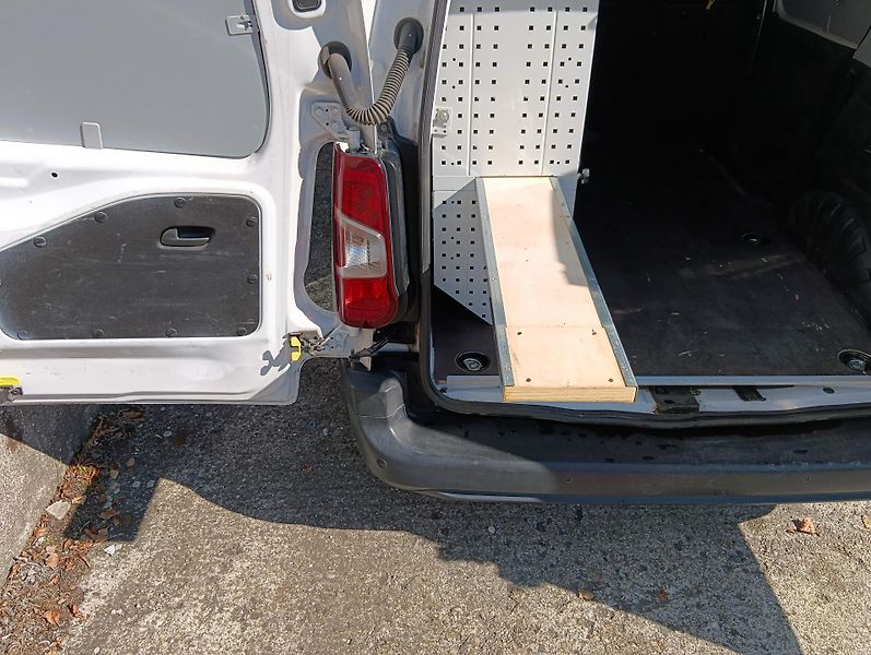 Opel Combo (2022) 1.5 D/75 kW, pojízdná dílna, - fotka 32 z 33