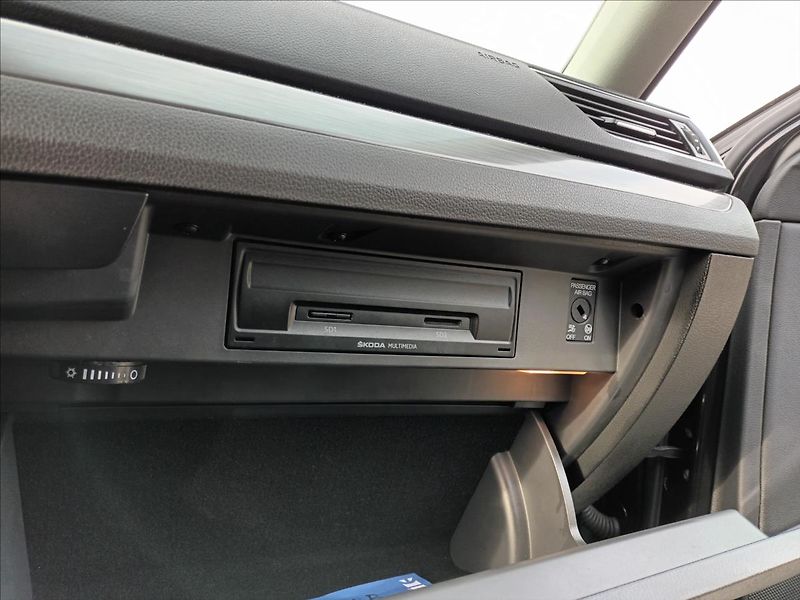 Škoda Superb 2,0 TDI,110KW,NAVI,VÝHŘEV, - fotka 37 z 41