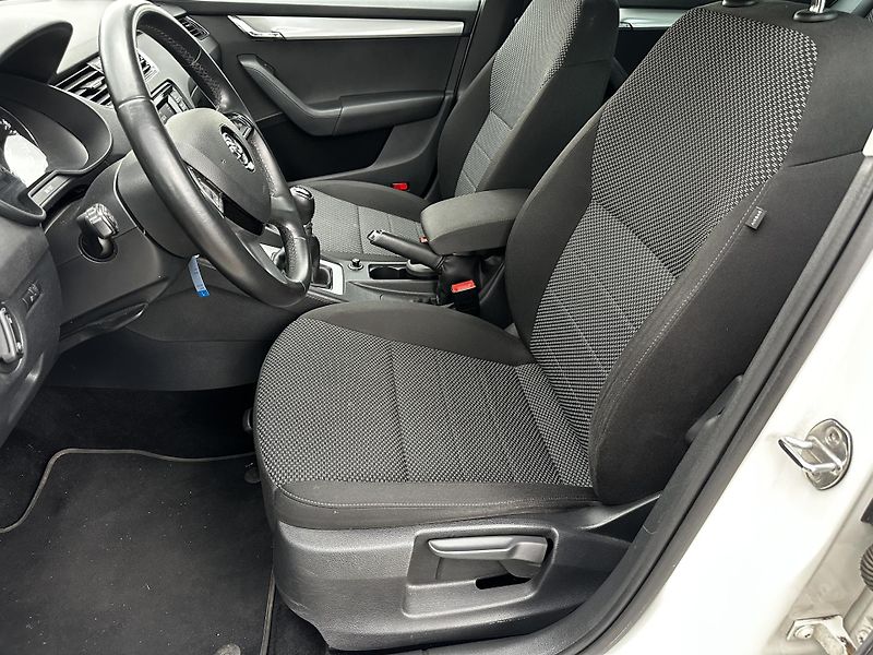 Škoda Octavia Combi 1.6 TDI Ambition - fotka 16 z 31