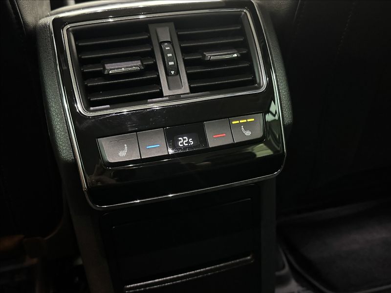 Škoda Superb 2,0 DSG L&K DPH NZ.TOP DCC TZ - fotka 41 z 49