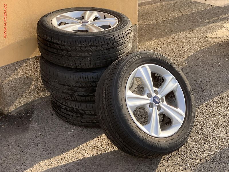 Ford Kuga (2015) 1.5 EB, AC, TZ, park.čidla - fotka 19 z 19