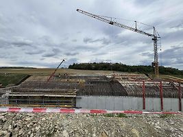 Na D55 Olomouc–Kokory poblíž Strejčkova lomu roste speciální nadchod pro migrující živočichy. Takzvané ekodukty pomáhají chránit nejen životy zvířat v divočině, ale i řidičů, 17. května 2025