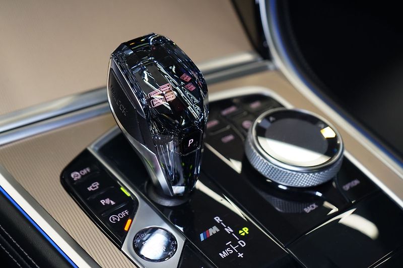 BMW Řada 8 M850i xDrive, Golden Thunder - fotka 40 z 50