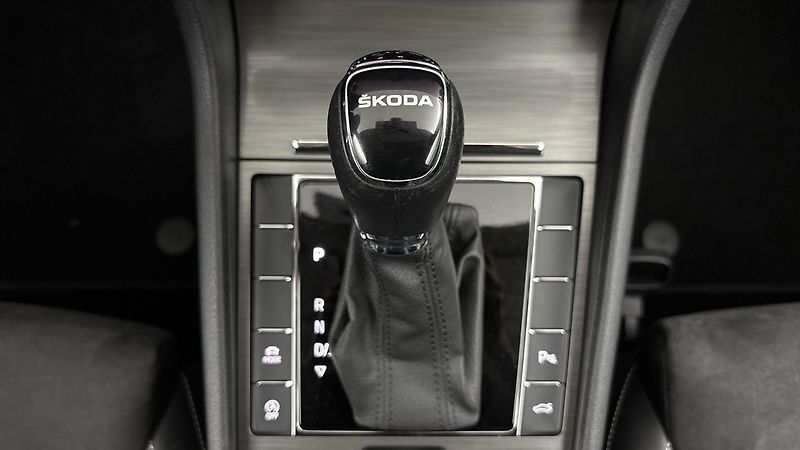 Škoda Superb 2.0 TDI DSG Style Combi - fotka 25 z 30