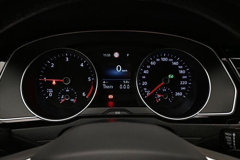Volkswagen Passat 2,0 TDI 110 kW DSG ELEGANCE Zá - fotka 16 z 32