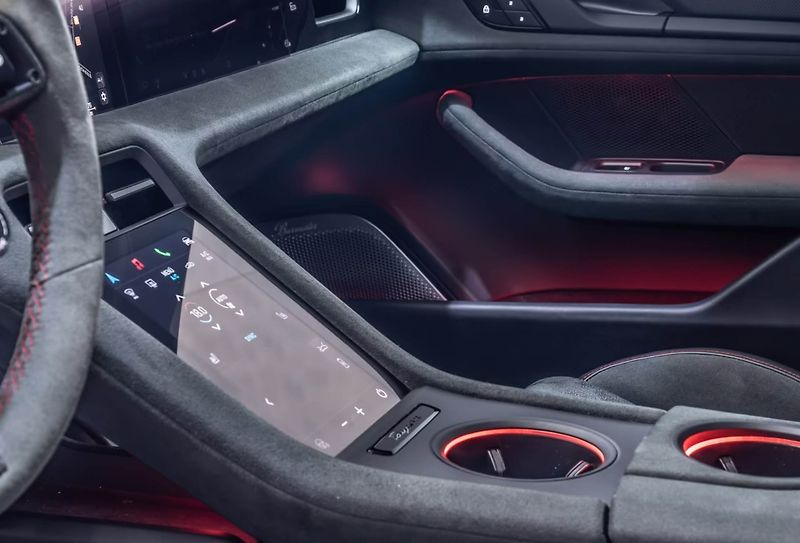 Porsche Taycan GTS Sport Turismo Burm HuD Inn - fotka 24 z 26