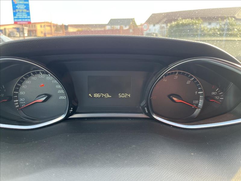 Peugeot 308 1,5 HDi STYLE KLIMA TAŽNÉ ALU - fotka 22 z 40