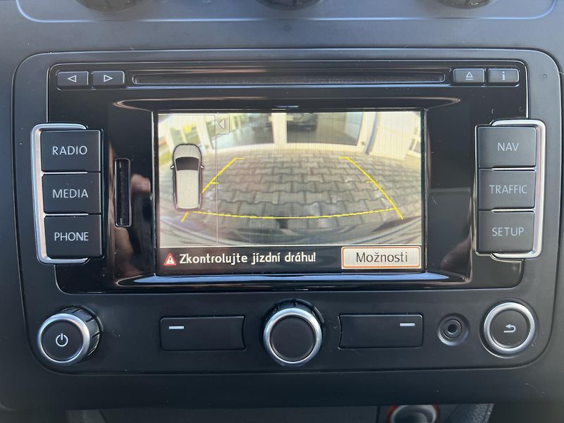 Volkswagen Touran (2013) 2.0 TDI Highline - fotka 25 z 33