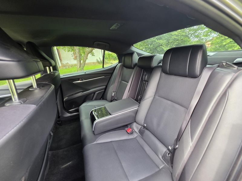 Toyota Camry (2024) 2.5HEV 231PS EXECUTIVE - fotka 10 z 15