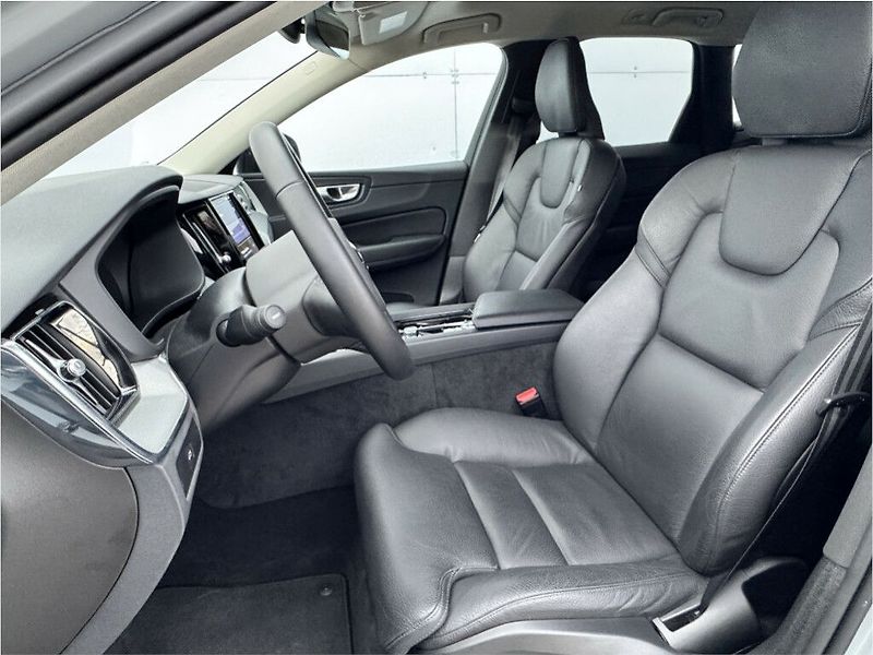 Volvo XC60 PLUS DARK B4 AWD 145kW - fotka 14 z 33