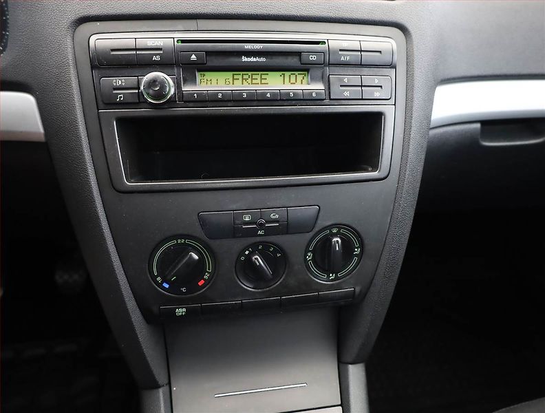 Škoda Octavia (2008) 1.9 TDI, Serv.kniha, po STK - fotka 9 z 12