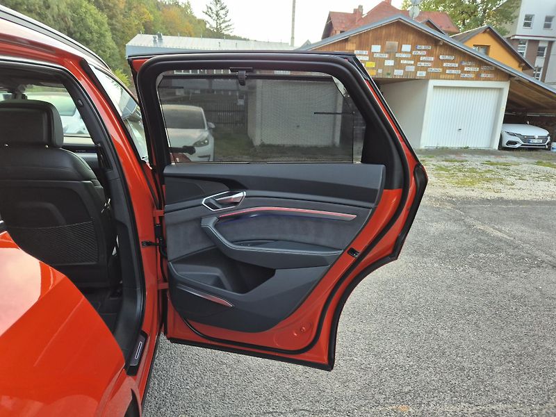 Audi e-tron 55 QUATTRO 300kw SOH 100 % - fotka 41 z 52