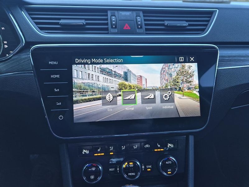Škoda Superb Combi 2,0TDi DSG 110kw 17ALU - fotka 31 z 48