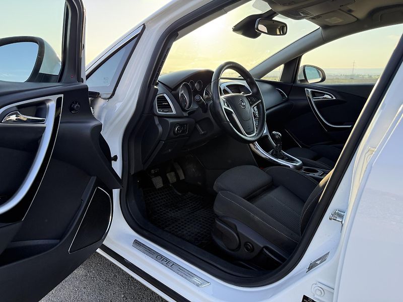 Opel Astra (2011) - fotka 7 z 17