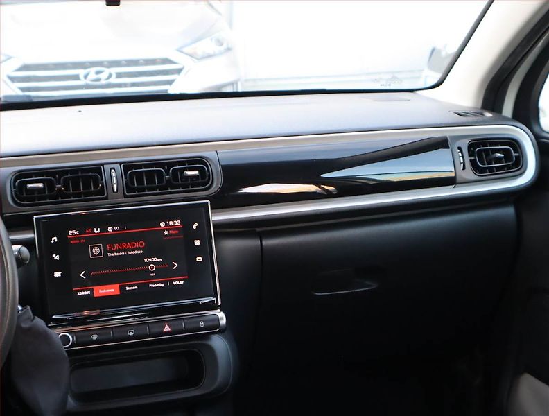 Citroën C3 (2020) 1.2 PureTech, Serv.kniha, Navi - fotka 8 z 17