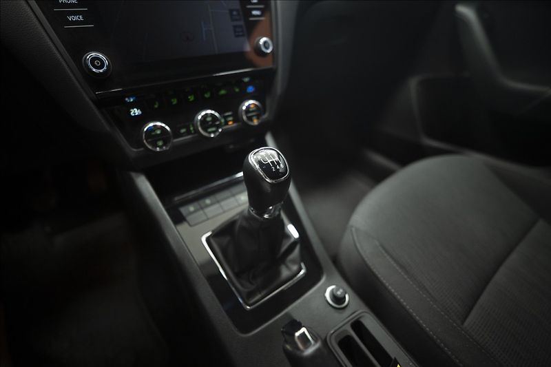 Škoda Octavia 2,0 TDI NAVI KEYLESS VÝHŘEV ČR - fotka 19 z 41