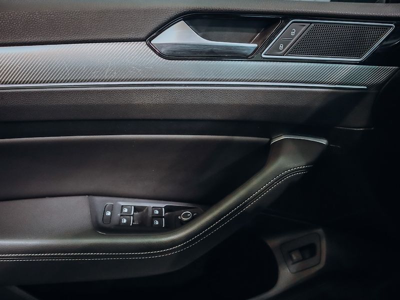 Volkswagen Passat 2.0TDI DSG R-line - fotka 8 z 23