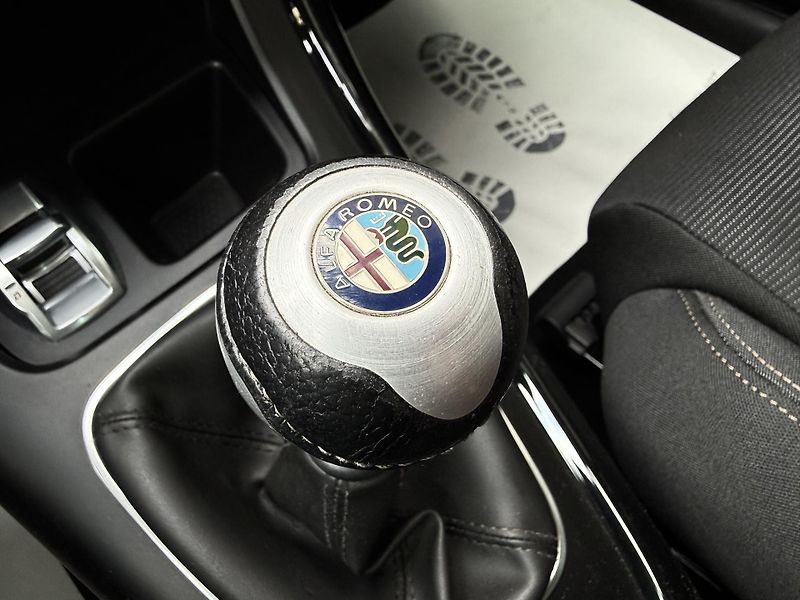 Alfa Romeo Giulietta 1,4 TB 125kW Xenony - fotka 29 z 36
