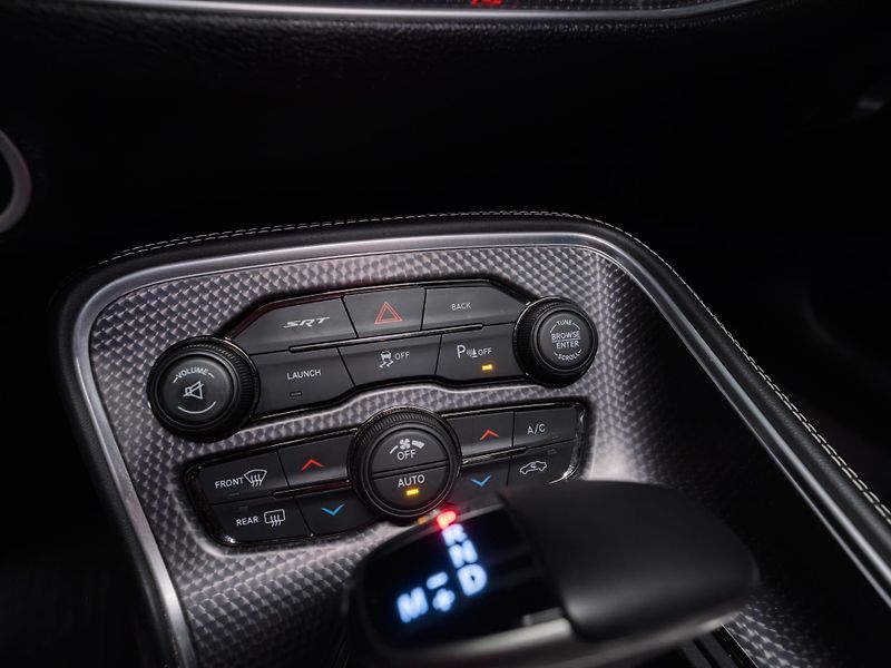 Dodge Challenger SRT HELLCAT 6.2 V8 | 527 kW  - fotka 50 z 56