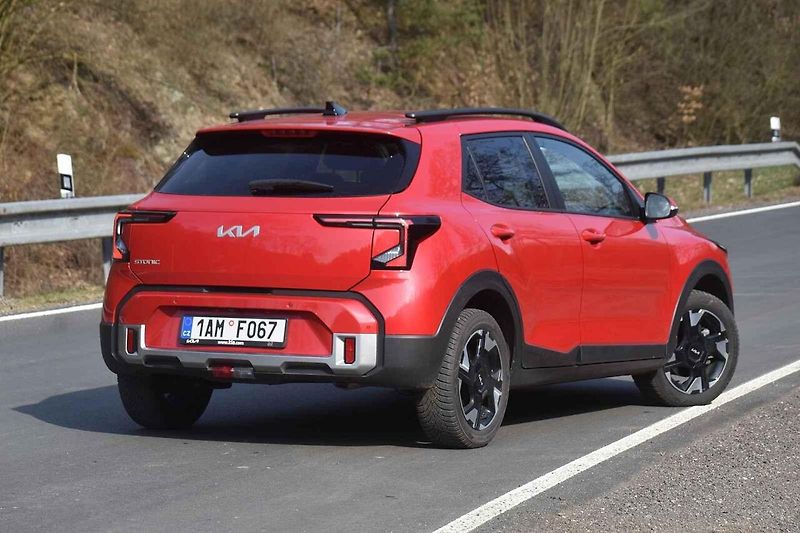 Kia Stonic je dostupné a dobře jezdící malé rodinné auto.