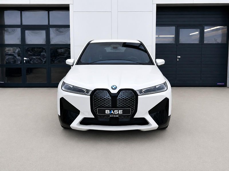 BMW iX xDrive40 Sport Paket - fotka 2 z 33