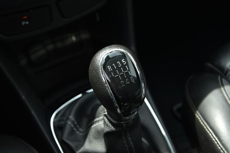 Opel Mokka 1.4T 103kW COSMO SERVIS KN. ČR - fotka 18 z 22