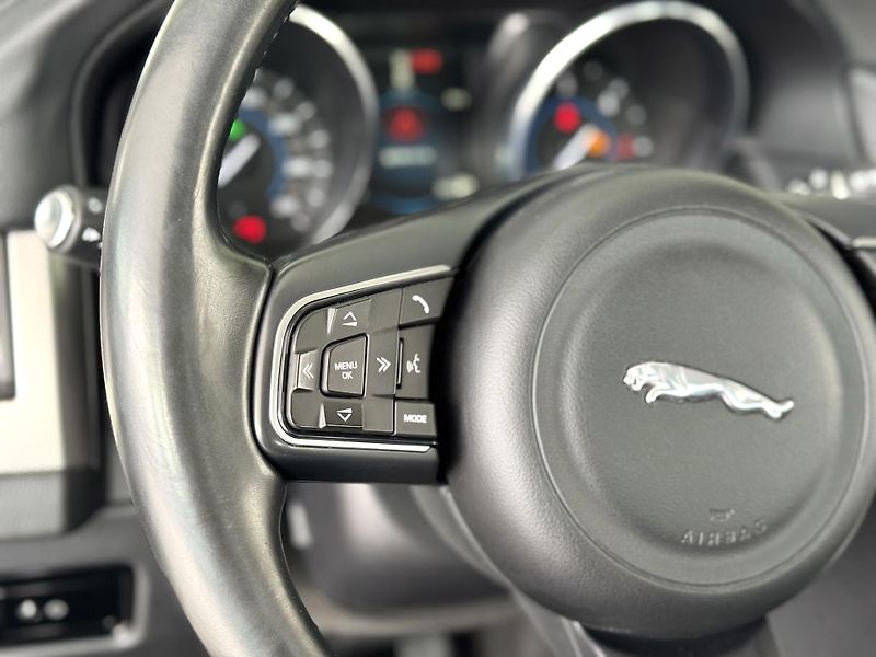 Jaguar XF 20d AUT*Panorama*Distronic - fotka 28 z 43