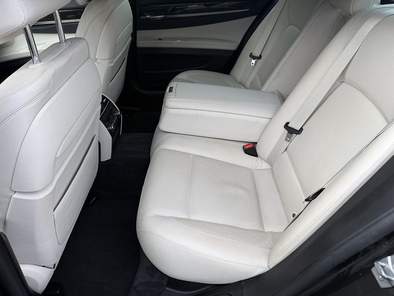 BMW Řada 7 730D koupeno v ČR DPH - fotka 31 z 35